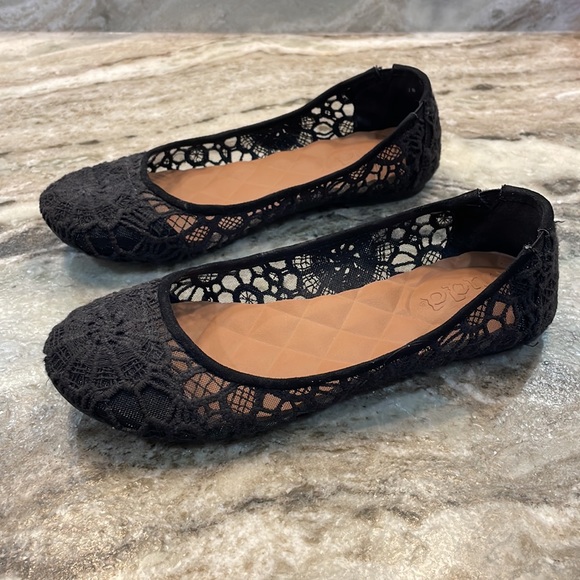 Black flat womens 7 1/2. Great condition. - Picture 2 of 2